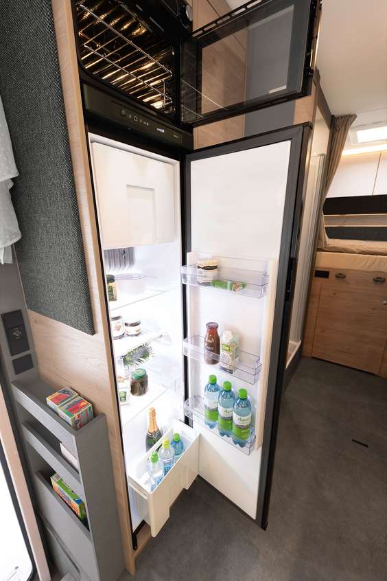 Le réfrigérateur surélevé offre un volume de 137 l dont un compartiment congélation de 15 l. La fonction AES est très confortable : elle sélectionne automatiquement la source d’énergie optimale.
