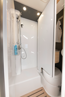 La cabine de douche ! Avec la porte coulissante à revê- tement plastique, vous obtenez une cabine de douche parfaitement étanche. Impossible d’exploiter un espace confiné plus ingénieusement.