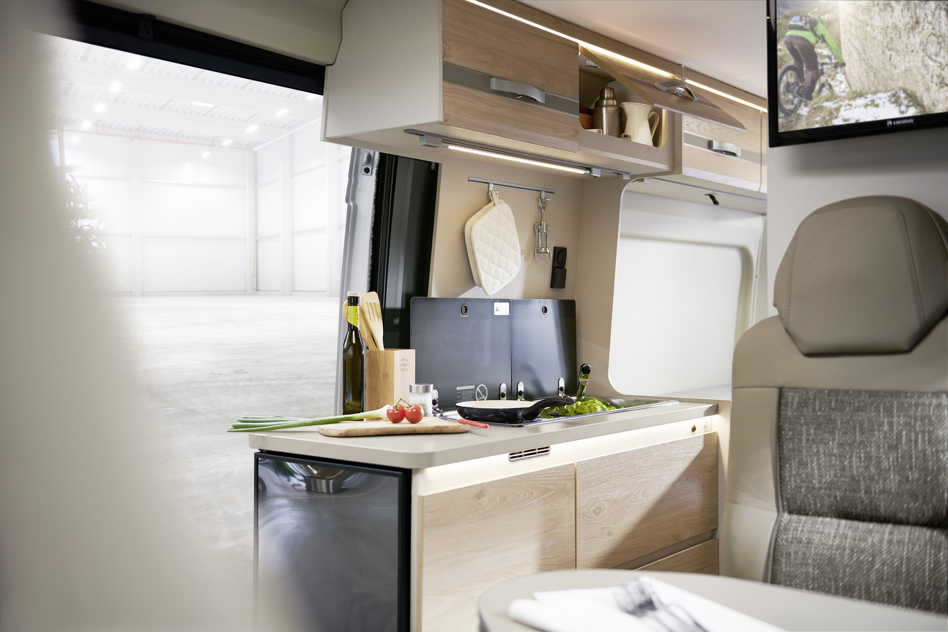 Cuisinez (presque) comme à la maison. Exploitation optimale de l’espace et des surfaces. Grâce à sa porte s’ouvrant à 180°, le grand réfrigérateur est facilement accessible de l’intérieur comme de l’extérieur.