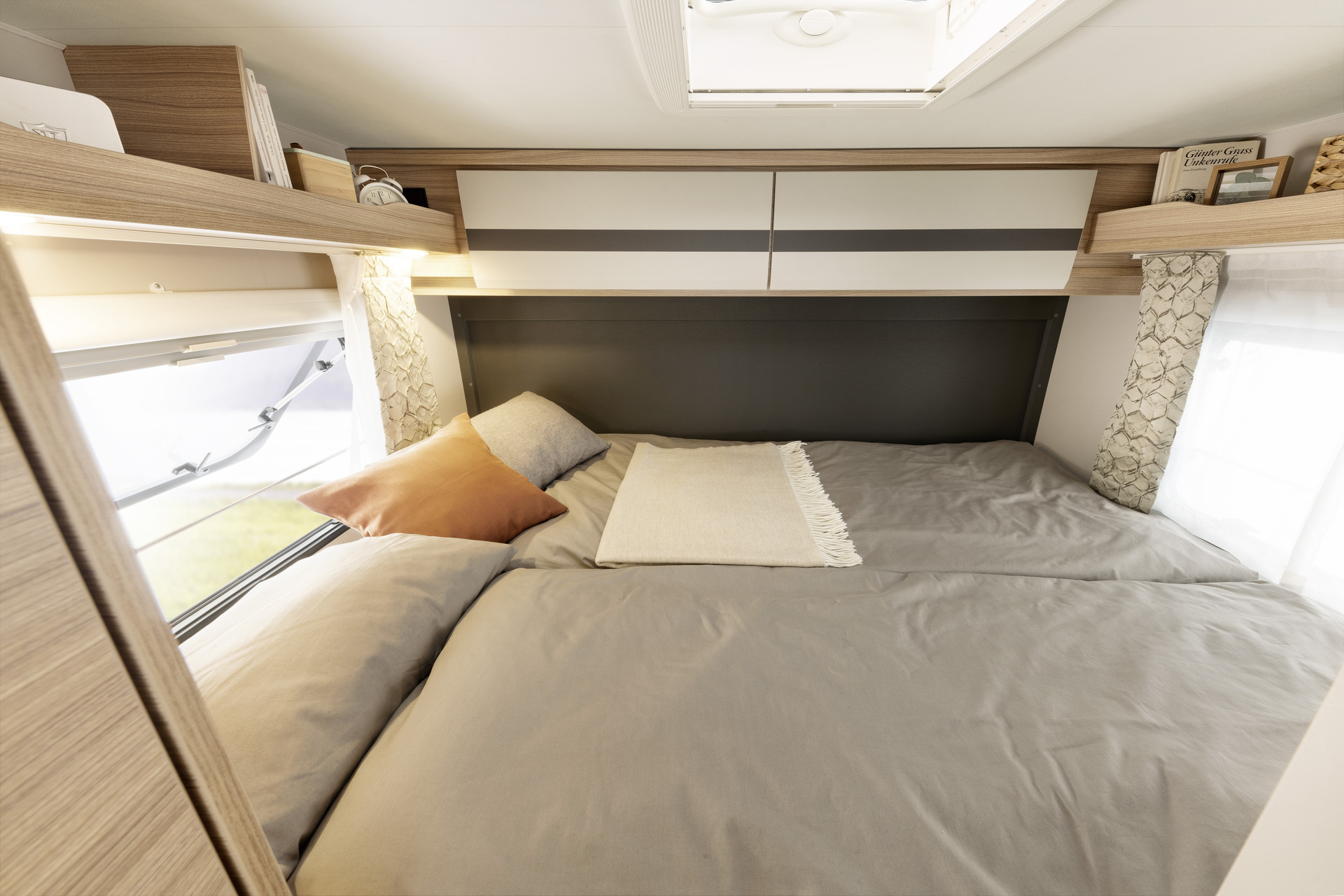 Le lit double transversal est superbe avec sa surface de couchage de 200 x 145 cm. À l’instar des lits jumeaux, il garantit un confort de sommeil parfait grâce à son matelas 7 zones thermorégulant de 150 mm d’épaisseur • T / I 1