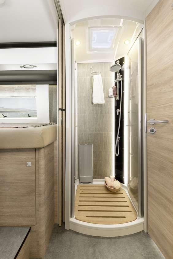 Grande cabine de douche avec portes en plexiglas, douche à effet pluie et éclairage indirect