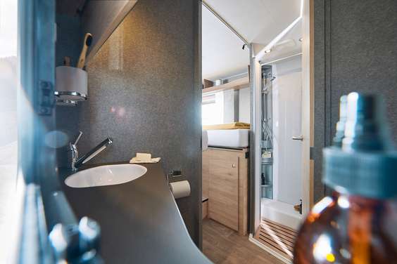 Des matériaux et une mise en œuvre haut de gamme apportent également une note de luxe à la salle de bains. • T 7055 EB