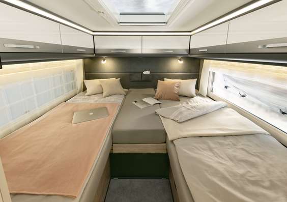 Les lits jumeaux font 200 x 80 cm ou 195 x 80 cm. Ils peuvent être convertis en un vaste espace de couchage s’étendant sur toute la largeur du véhicule. • A 9000-2