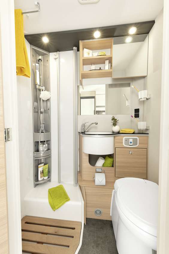 Le I 6 dispose d’une grande cabine de douche séparée, d’un lavabo aisément accessible et de beaucoup d’espace de rangement • I 6
