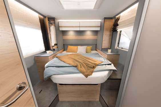 Confortable et pratique : le lit central est accessible de trois côtés et réglable en hauteur. Vous pouvez ainsi choisir entre plus de place dans la soute garage ou plus de hauteur dans l’espace nuit • T 7052 DBL