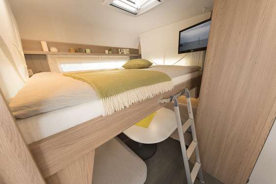 Grâce au lit de pavillon placé au-dessus de la banquette, vous pouvez partir en voyage à deux ou avec des amis • 530 ER | Skagen