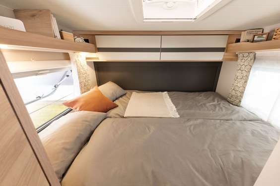 Le lit double transversal est superbe avec sa surface de couchage de 200 x 145 cm. À l’instar des lits jumeaux, il garantit un confort de sommeil parfait grâce à son matelas 7 zones thermorégulant de 150 mm d’épaisseur