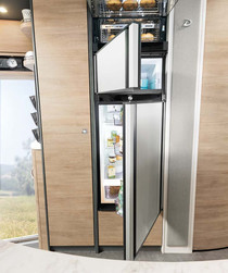 Grand combiné réfrigérateur/congélateur 177 l avec four disponible en option. Dotées d’une double charnière, les portes s’ouvrent à gauche comme à droite !