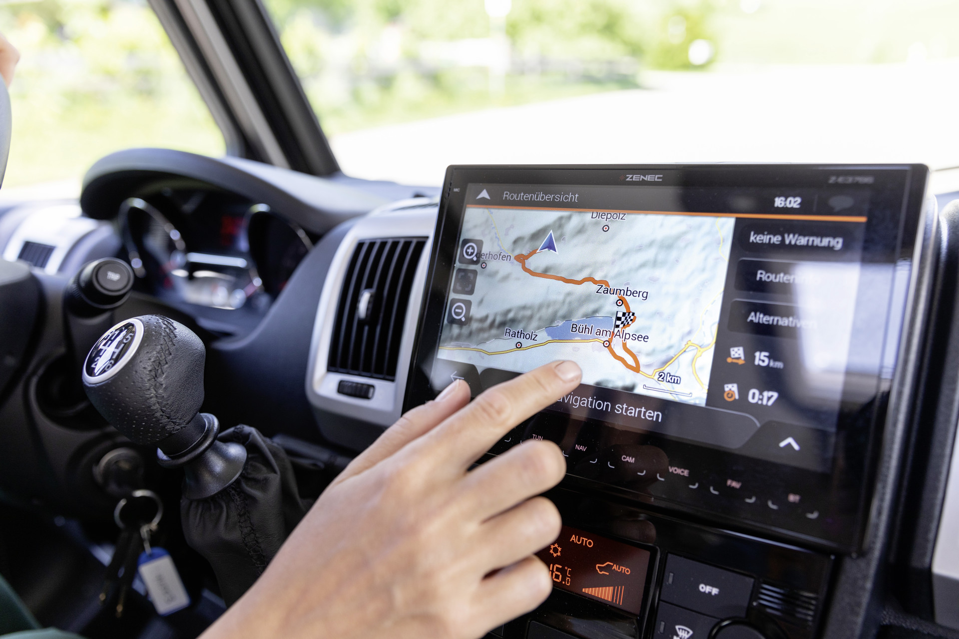 Pack multimédia Dethleffs : avec système de navigation ZENEC Z-E3766EHG, y compris logiciel de navigation pour Camper Van et caméra de recul adaptée.