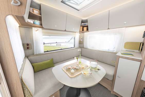 Place to be : dans le vaste salon de la caravane Dethleffs Aero, vous bénéficierez d’une sensation d’espace unique • 510 ER | Skagen