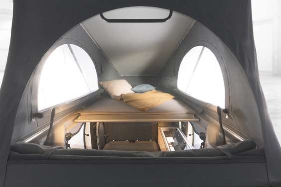 Le toit relevable panoramique offre deux couchages confortables à ressorts ensachés sur une surface de couchage 1,20 x 2,00 m.