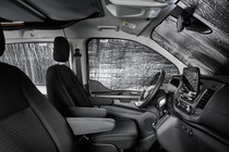 Isolation thermique et occultation des baies pour l’ensemble du véhicule. Protège des regards indiscrets et maintient une température agréable à l’intérieur.