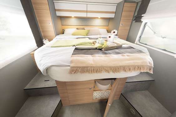 Confortable et pratique : le lit central est accessible de trois côtés •T 7052 DBL