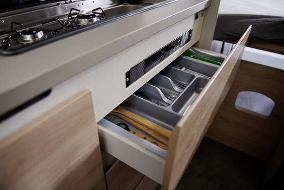 Les vastes tiroirs sans poignée avec fonction push-to-open assurent le rangement en toute sécurité des ustensiles de cuisine.