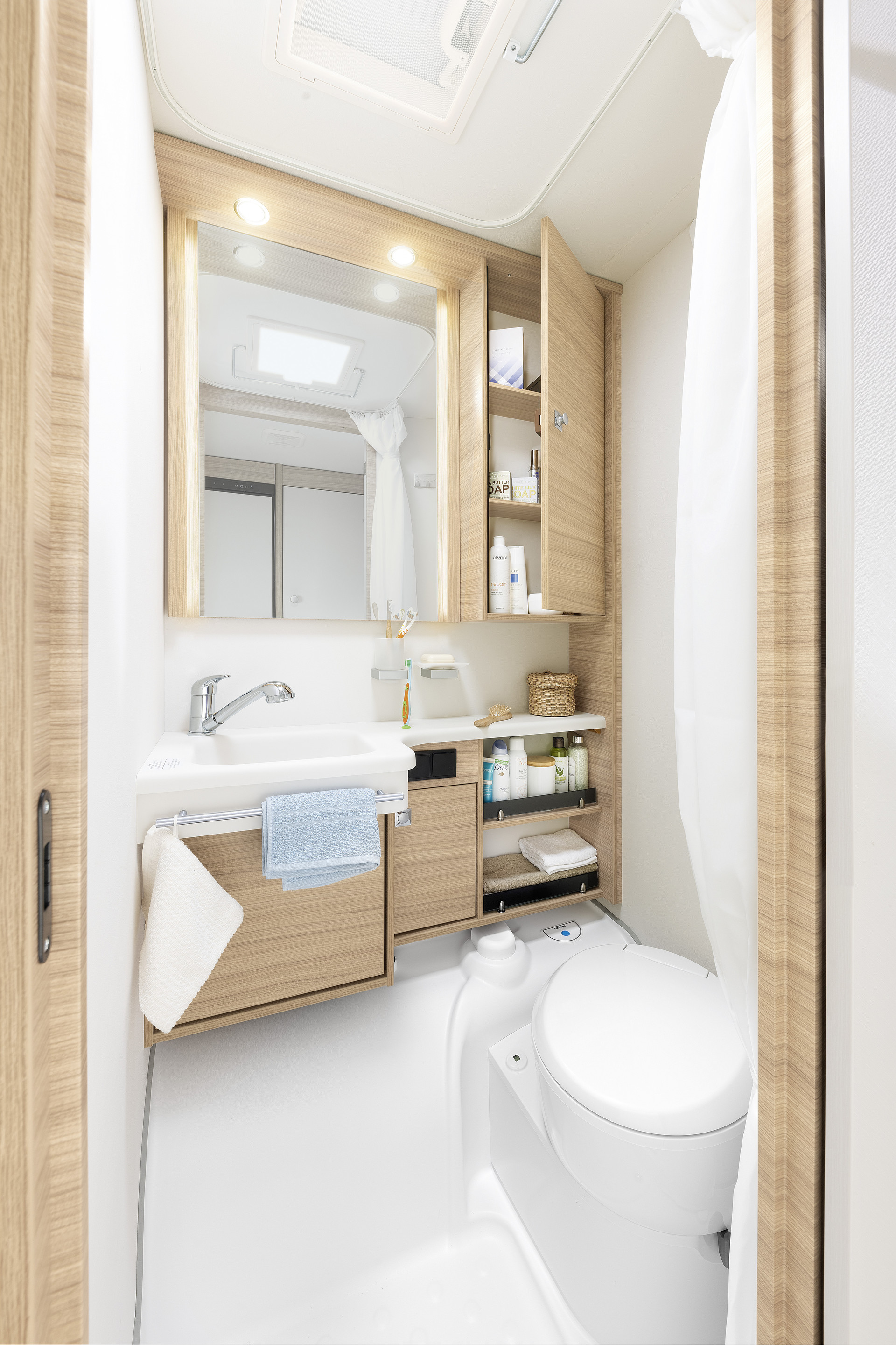 Avec son cabinet de toilette compact, la Camper® offre tout le confort nécessaire pour se rafraîchir en vacances • 550 ESK | Mount