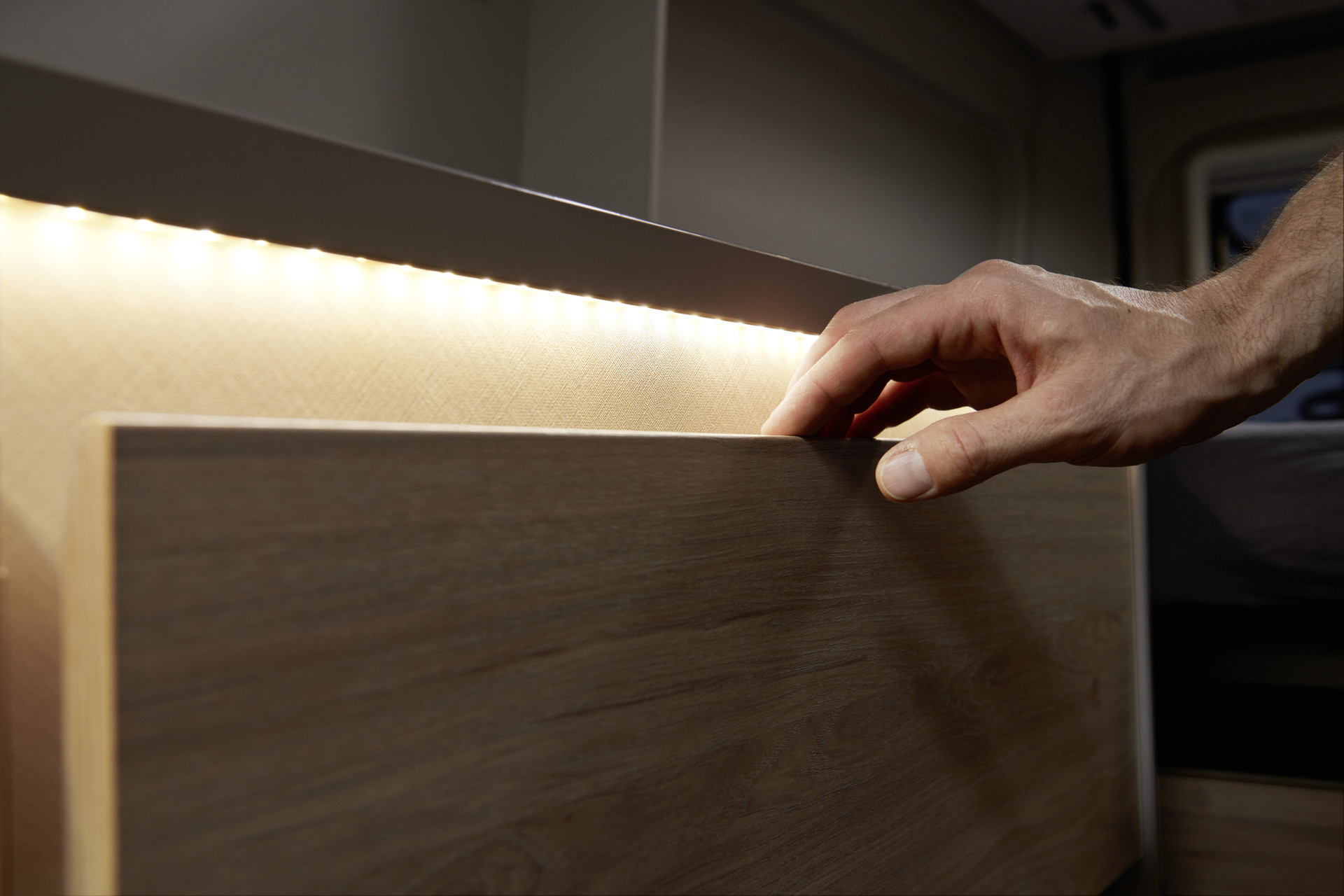 L’éclairage indirect permet de mieux voir l’intérieur du tiroir et créé une ambiance chaleureuse.