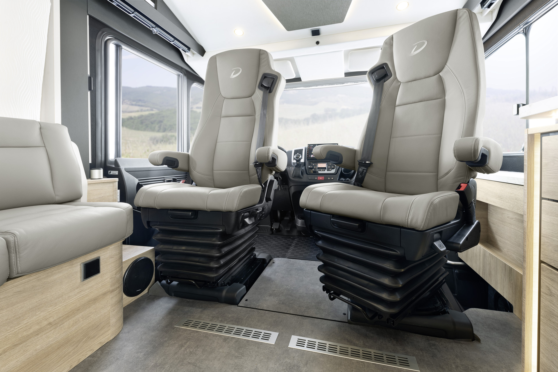 Voyage en première classe sur les sièges pivotants pneumatiques absorbant les chocs et dotés d’une assise chauffante et aérée (option)