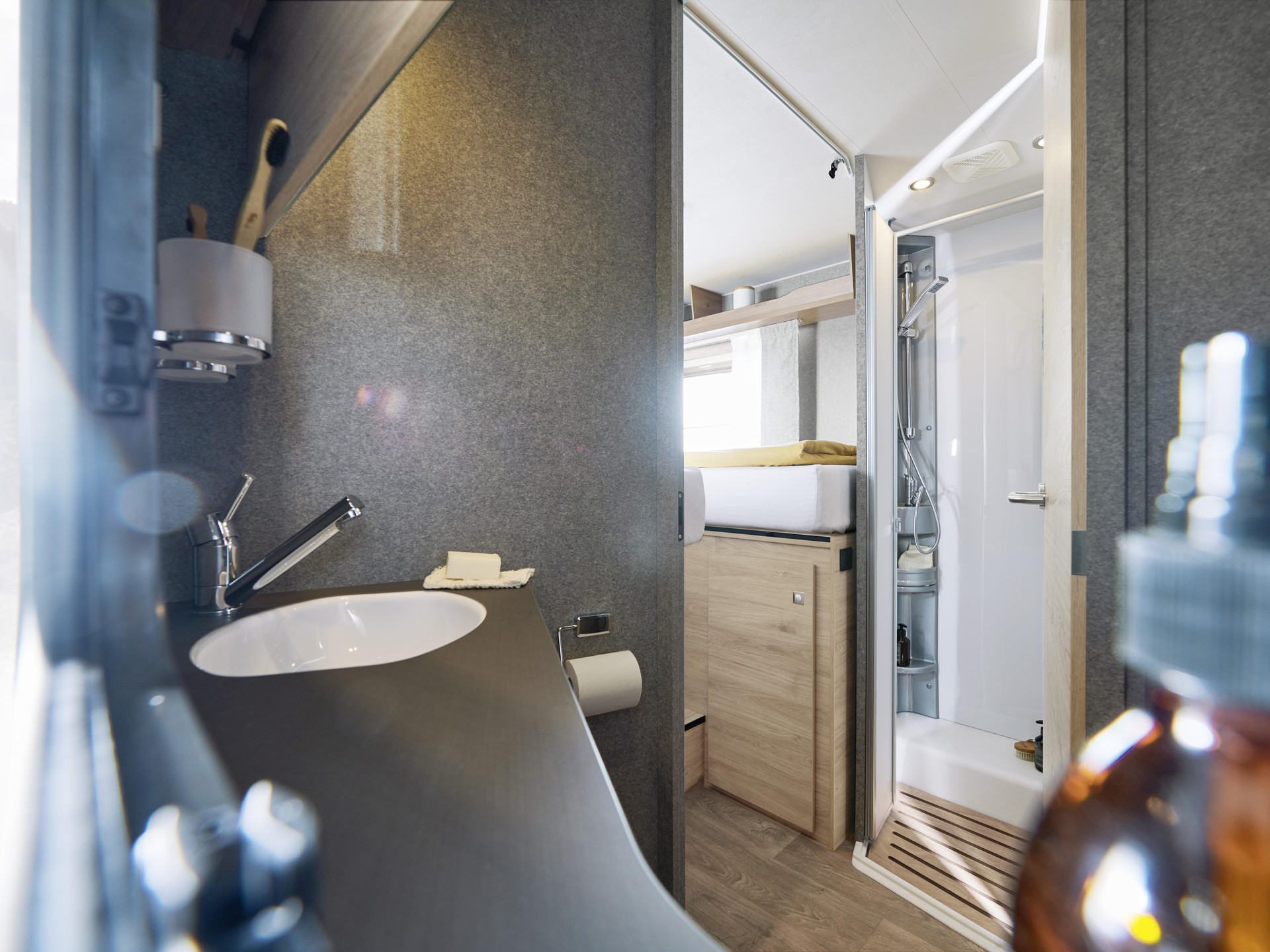 Des matériaux et une mise en oeuvre haut de gamme apportent également une note de luxe à la salle de bains.