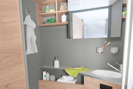 Cabinet de toilette lumineux et moderne avec un miroir coulissant pratique et de nombreux espaces de rangement • T 7052 DBL