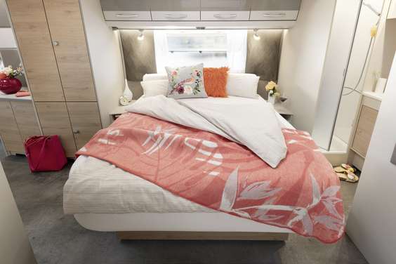 Les spacieux lits jumeaux garantissent un sommeil réparateur. En option, vous pou- vez également les convertir rapidement en un lit double • 460 EL | Chromo