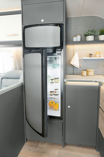 Grand réfrigérateur combiné : 137 l et compartiment congélation de 15 l ou 156 l et compartiment congélation de 29 l (selon implantation)