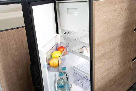 Grande capacité : tous les réfrigérateurs, qu’ils soient dotés d’une ouverture frontale ou montés en hauteur pour offrir un accès ergonomique, ont un volume de 84 litres et sont équipés d’un compartiment congélation.