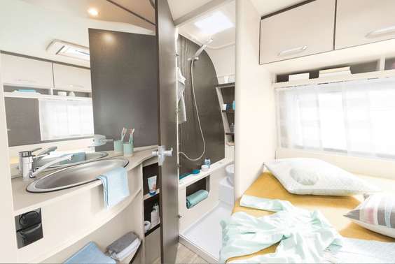 Cabinet de toilette confortable grâce à un espace ouvert avec un grand miroir • 495 FR | Sunshine