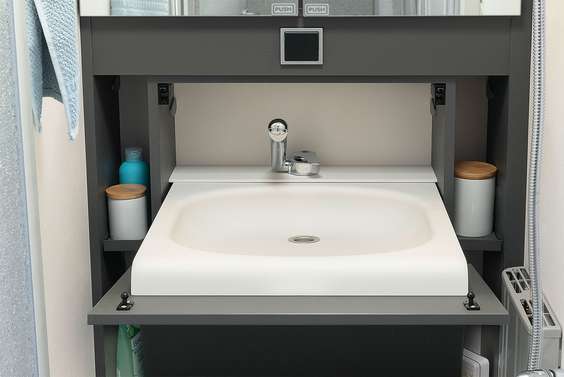 Envie d’une bonne douche ? Pour plus d’espace, le lavabo escamo- table disparaît dans la paroi • 740 BFK | Badalona