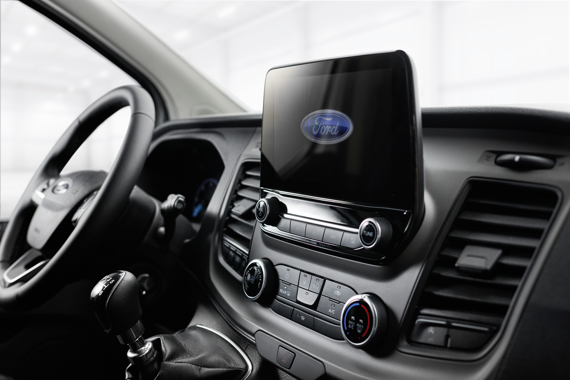Système audio Ford avec DAB+, caméra de recul, climatisation avec filtre à poussière et à pollen.