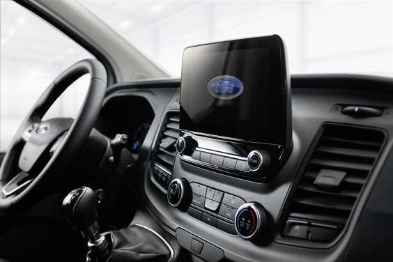 Système audio Ford avec DAB+, caméra de recul avec visualisation de la voie arrière sur l’écran multifonction, climatisation avec filtre à poussière et à pollen.