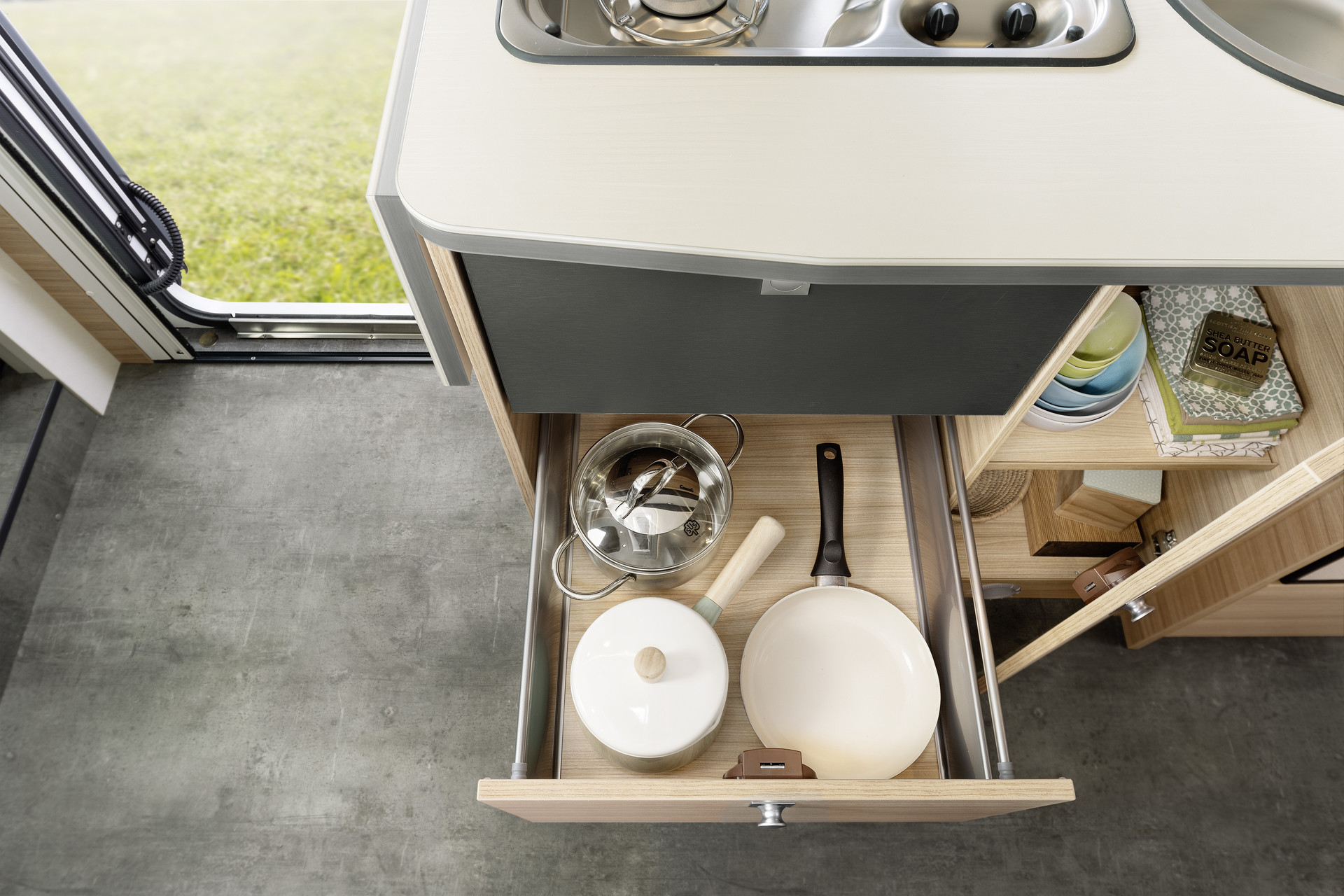 Les tiroirs coulissants et le meuble bas de la cui- sine offrent suffisamment de place pour ranger le nécessaire. La vaisselle est rangée dans le placard de pavillon. • I 6