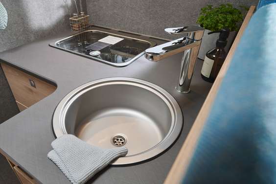 Le robinet surélevé permet de parfaitement faire la vaisselle dans l’évier même avec des casse- roles et poêles de grande taille.