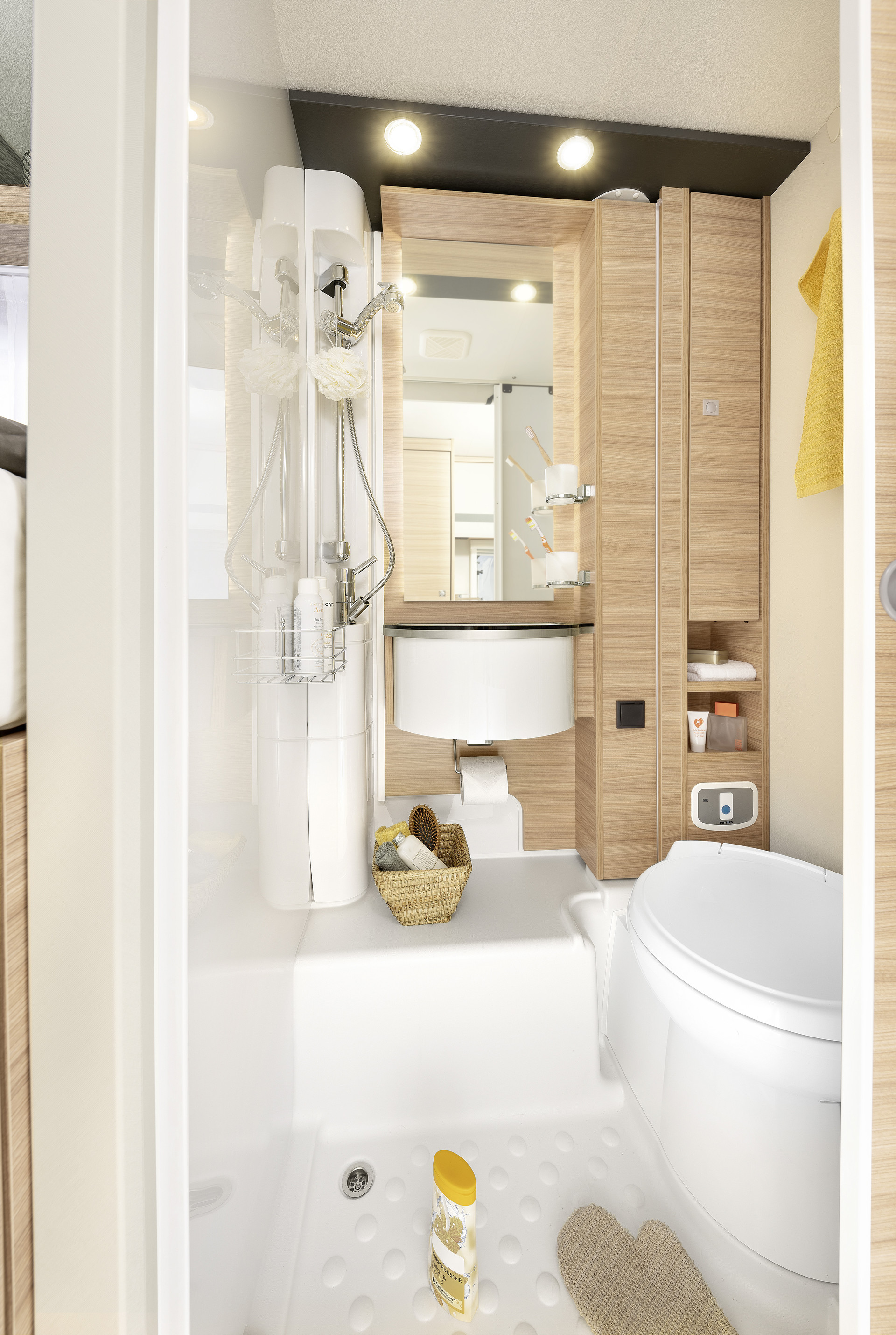 Le T / I 6 dispose d’une grande cabine de douche séparée, d’un lavabo commodément accessible et de beaucoup d’espace de rangement • T/I 6