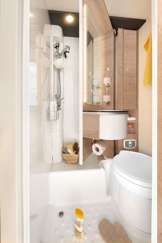 Comment optimiser l’espace disponible ? Il suffit de faire pivoter la paroi et le cabinet de toilette se transforme en une cabine de douche à revêtement plastique