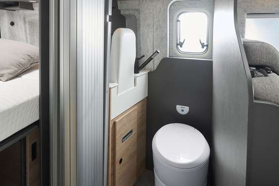 Ce cabinet de toilette variable unique offre espace et intimité. Le store sépare le cabinet de toilette de l’espace de vie et du couchage. Aucune marche n’entrave l’accès.