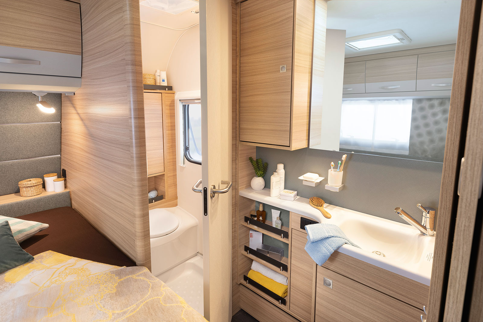 Direkt neben dem großen Bett befindet sich der Wellnessbereich: ein Duschraum mit Toilette • 730 FKR | Galaxy