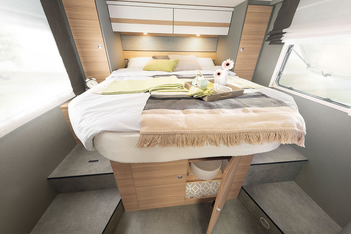 Confortable et pratique : le lit central est accessible de trois côtés • T 7052 DBL